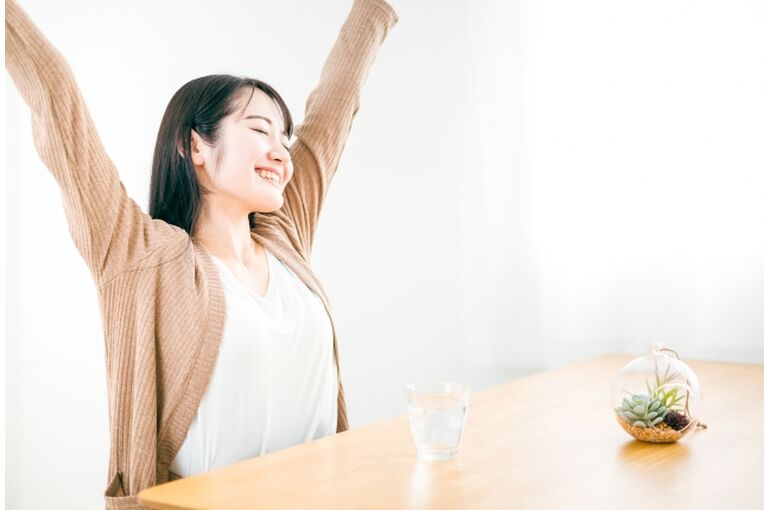 40代女性がダイエットの食事と生活習慣を見直す様子